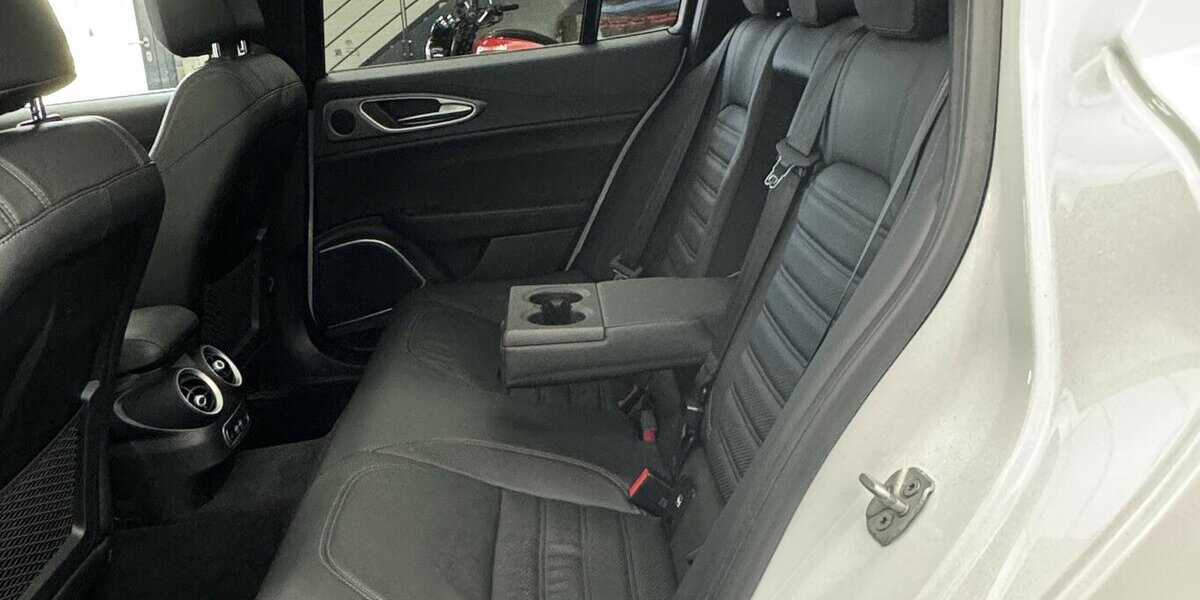 Alfa Romeo Giulia 2.0 Veloce Q4 Turbo Panoramadach Xenon 43.300 km 32.970 &euro; Lich 35423