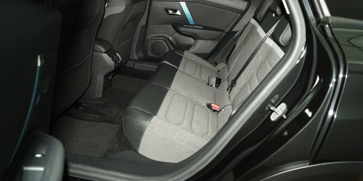 Citroen e-C4 e- 136 Shine 50 KWh LED CARPLAY 43.800 km 17.320 &euro; Lich 35423