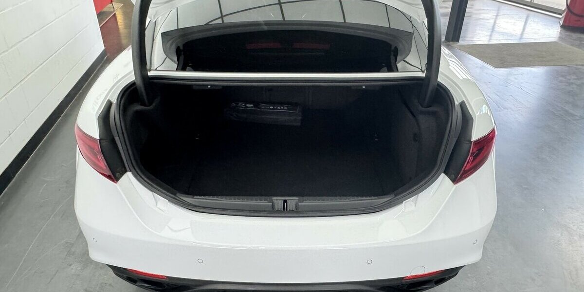 Alfa Romeo Giulia 2.0 Veloce Q4 Turbo Panoramadach Xenon 43.300 km 32.970 &euro; Lich 35423