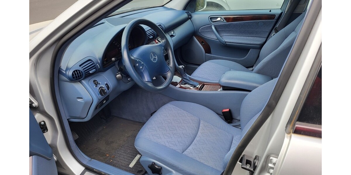 Mercedes-Benz 220 66.300 km 7.900 &euro; Linden 35440