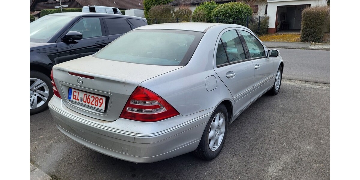 Mercedes-Benz 220 66.300 km 7.900 &euro; Linden 35440