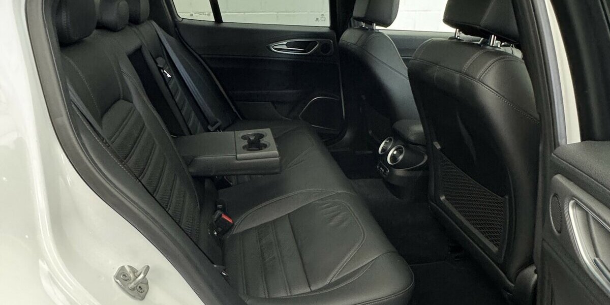 Alfa Romeo Giulia 2.0 Veloce Q4 Turbo Panoramadach Xenon 43.300 km 32.970 &euro; Lich 35423